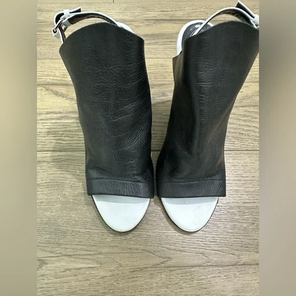 Balenciaga womens size 38.5 Leather Glove wedge sandals